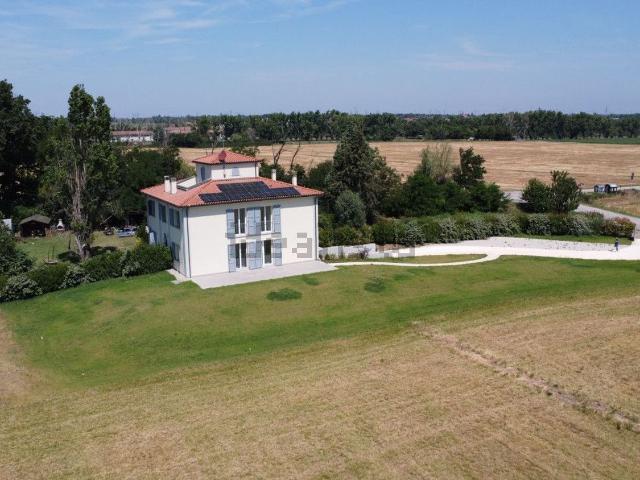 Case e ville in vendita di 213 m² in Via delle Larghe, 2