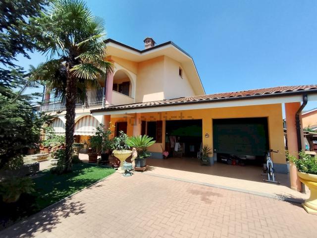Case e ville in vendita di 213 m² in Via R. Carignano, 15