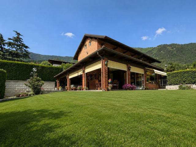 Case e ville in vendita di 213 m² in Via Teofilo Rossi, 5