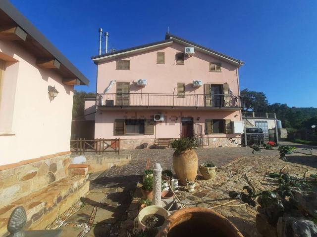 Case e ville in vendita di 213 m² in Strada Provinciale 25