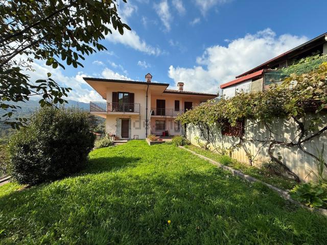 Case e ville in vendita di 214 m² in Via Carlo Mazza, 4