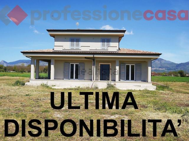 Case e ville in vendita di 214 m² in Via Castelluccio