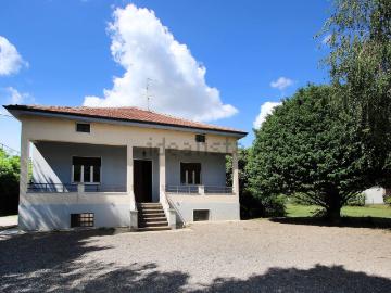 Case e ville in vendita di 214 m² in Via A. Annoni, 36