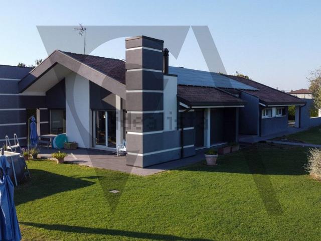 Case e ville in vendita di 214 m² in Via Argine Sinistro Piovego, 38