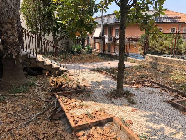 Case e ville in vendita di 214 m² in Via III Retta di Ponente