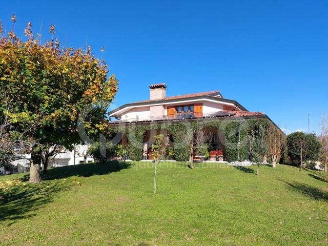 Case e ville in vendita di 214 m² in Via Ugo Foscolo, 16