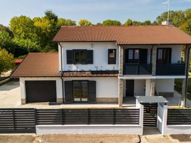 Case e ville in vendita di 215 m²