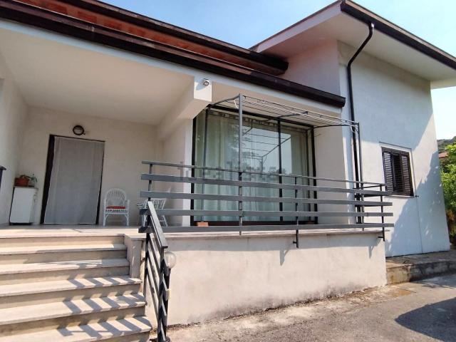 Case e ville in vendita di 215 m² in Via Cese, 3