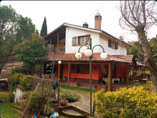 Case e ville in vendita di 215 m² in Via Aldo Moro