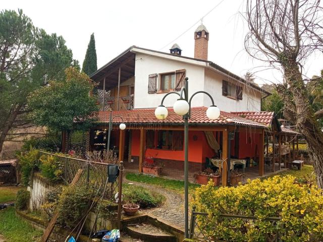 Case e ville in vendita di 215 m² in Via Aldo Moro, 36