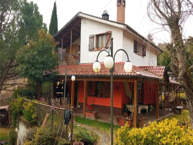 Case e ville in vendita di 215 m² in Via Aldo Moro, 38
