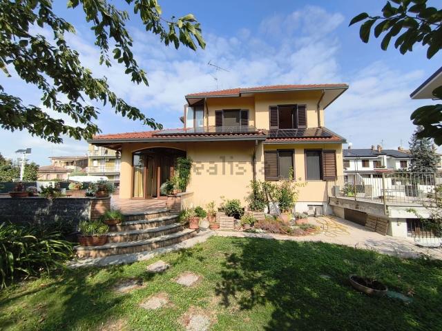 Case e ville in vendita di 215 m² in Via Bergamo, 2