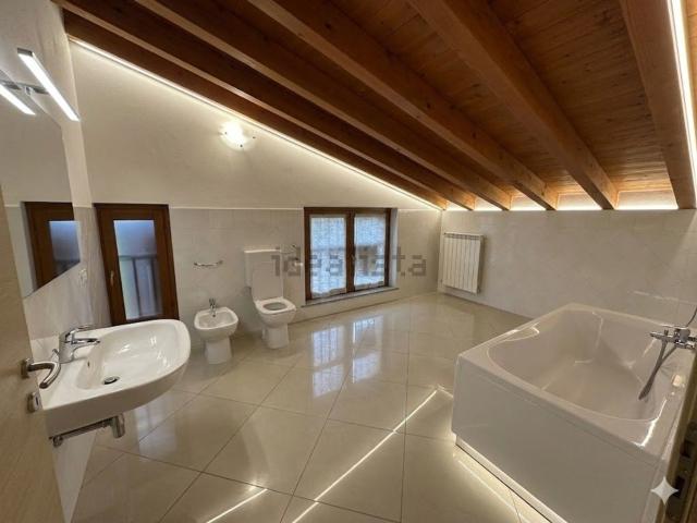 Case e ville in vendita di 215 m² in Via G. Mazzini, 2