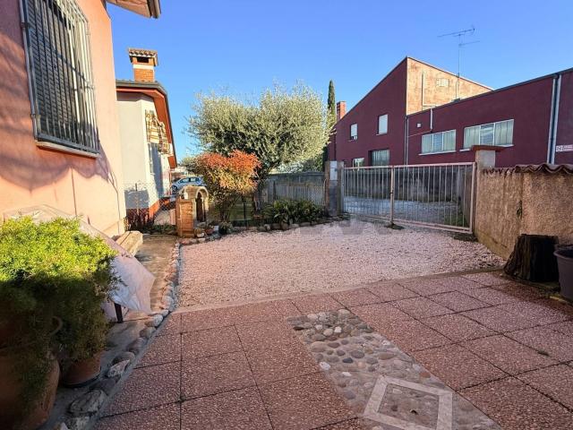Case e ville in vendita di 215 m² in Via Giacomo Matteotti, 18