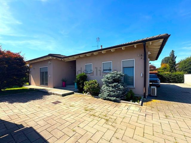 Case e ville in vendita di 215 m² in Via Giovanni Palatucci, 9