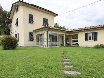 Case e ville in vendita di 215 m² in Via dei Berti