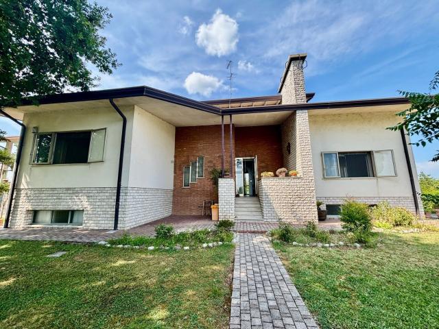 Case e ville in vendita di 215 m² in Via Falzago, 47