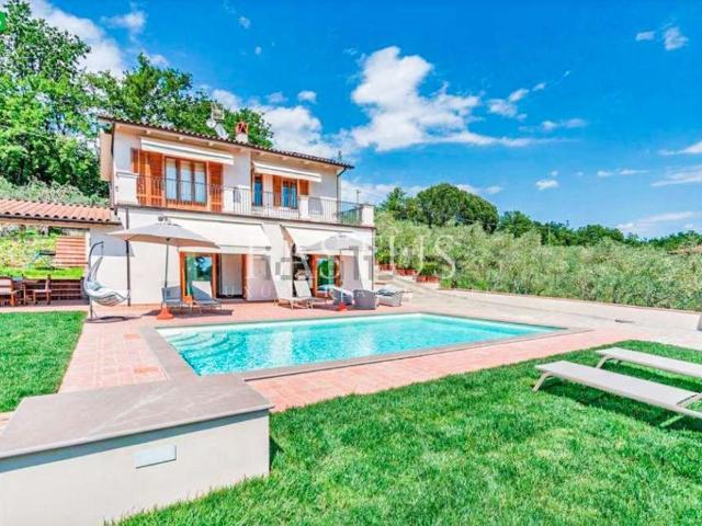 Case e ville in vendita di 215 m² in Via Fratelli Cairoli, 80