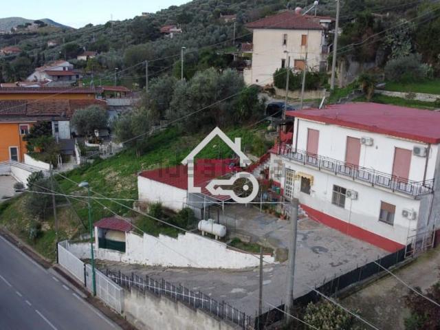 Case e ville in vendita di 215 m² in Via Fuonti, 159