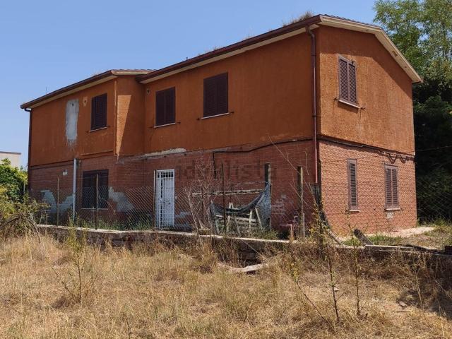 Case e ville in vendita di 215 m² in Via Leonida Lay