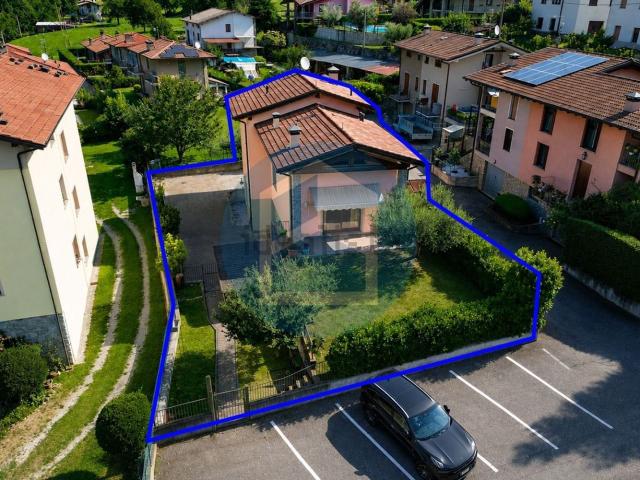 Case e ville in vendita di 215 m² in Via Molini