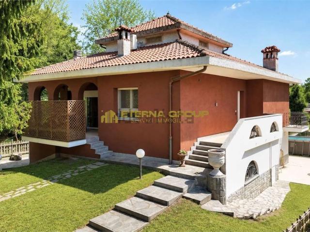 Case e ville in vendita di 215 m² in Via Moncenisio, 6