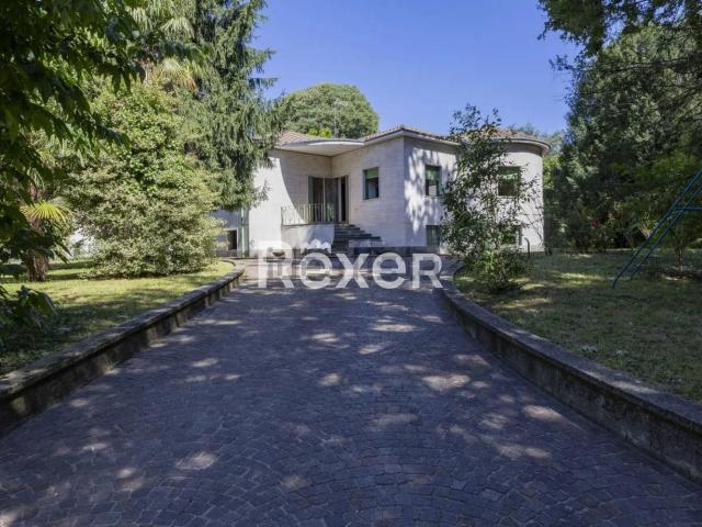 Case e ville in vendita di 215 m² in Via Monsignor Cavezzali, 24