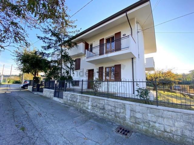 Case e ville in vendita di 215 m² in Via Manduchi, 110