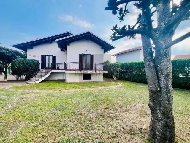 Case e ville in vendita di 215 m² in Via Martiri della Libertà, 14