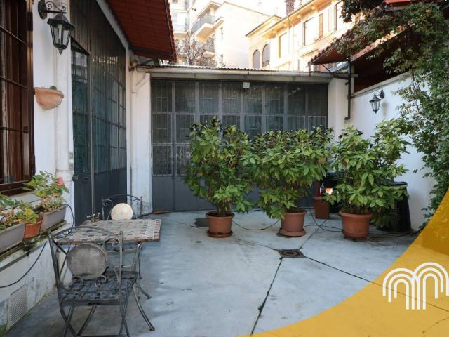 Case e ville in vendita di 215 m² in Via Mezzenile, 13