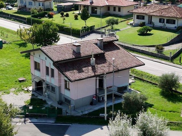 Case e ville in vendita di 215 m² in Via Meduna
