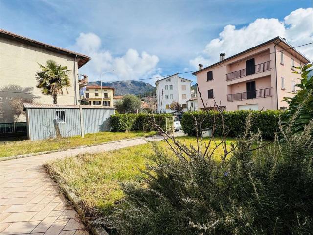 Case e ville in vendita di 215 m² in Via Nino Bixio