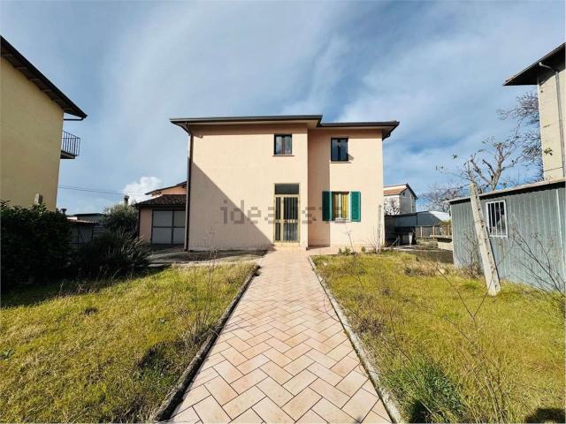 Case e ville in vendita di 215 m² in Via Nino Bixio