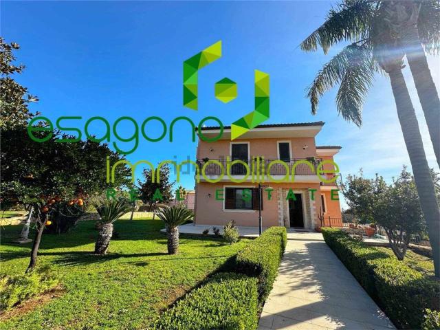 Case e ville in vendita di 215 m² in Via Pietro Fillioley