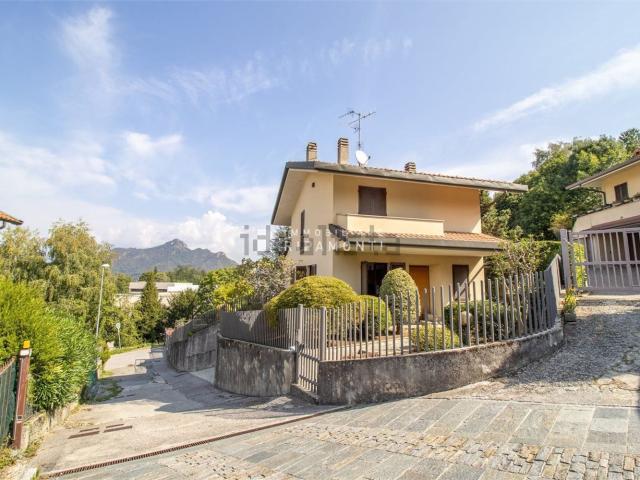 Case e ville in vendita di 215 m² in Via Provinciale per Colle Brianza