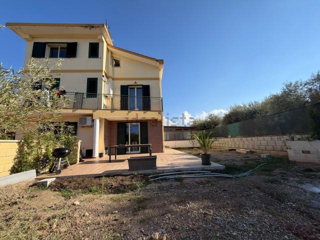 Case e ville in vendita di 215 m² in Via V. Cap. Amendola, 41