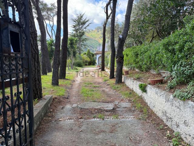 Case e ville in vendita di 215 m² in Località Marotta, 47