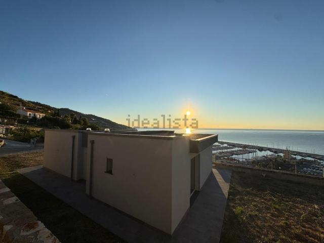 Case e ville in vendita di 216 m² in Via Cavi