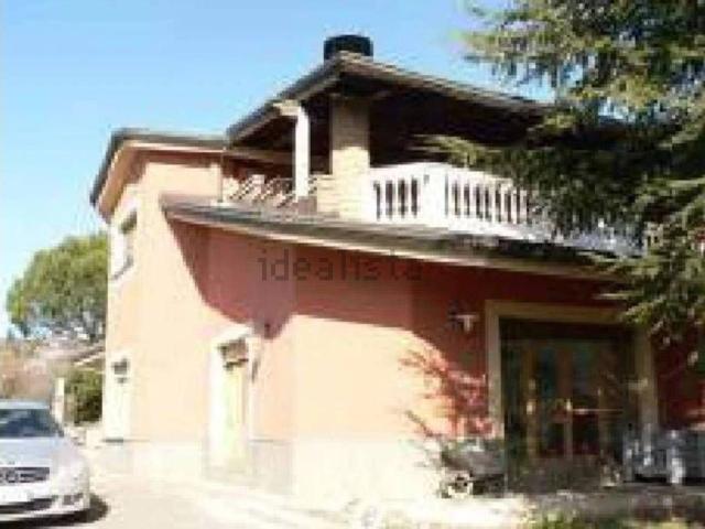 Case e ville in vendita di 216 m² in Via Calabrone, 15