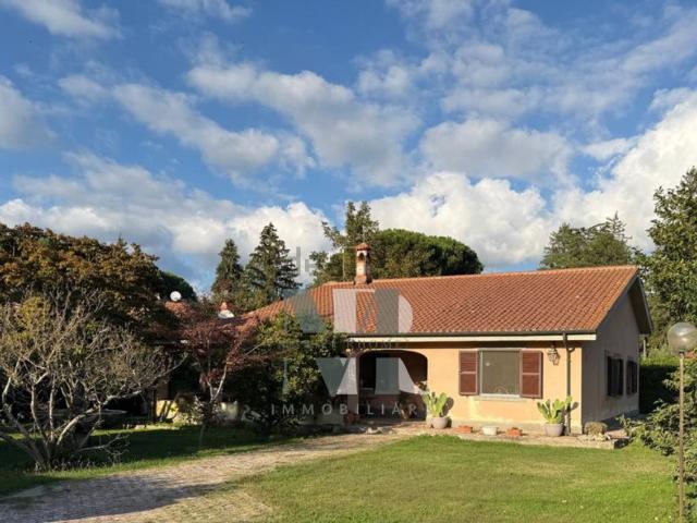 Case e ville in vendita di 216 m² in Via delle Robinie, 10