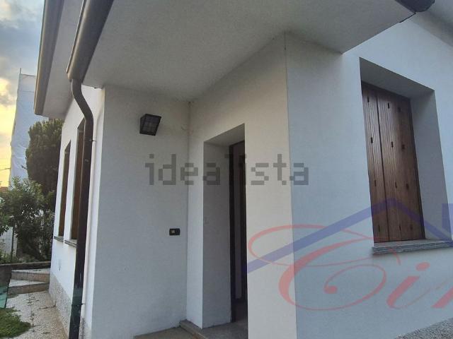 Case e ville in vendita di 216 m² in Via Enrico Toti