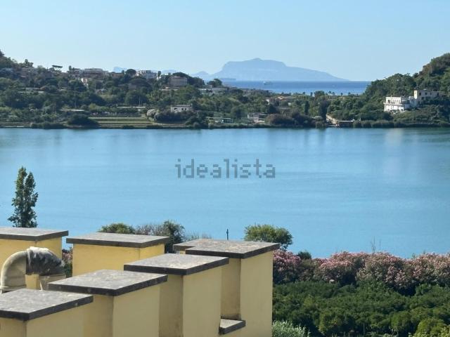 Case e ville in vendita di 216 m² in Via Lago Averno Lato Destro, 14