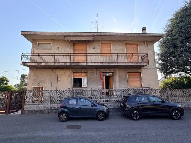 Case e ville in vendita di 216 m² in Via Monte Rosa, 65