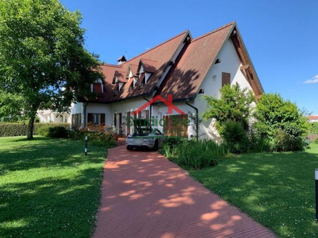 Case e ville in vendita di 216 m² in Viale della Resistenza, 149