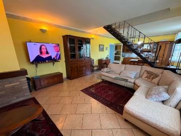 Case e ville in vendita di 216 m² in Strada della Resega