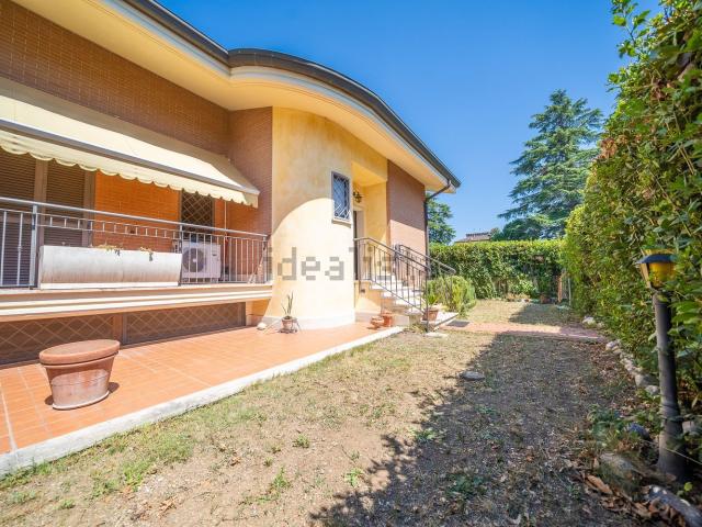 Case e ville in vendita di 217 m² in Via Bronte, 68
