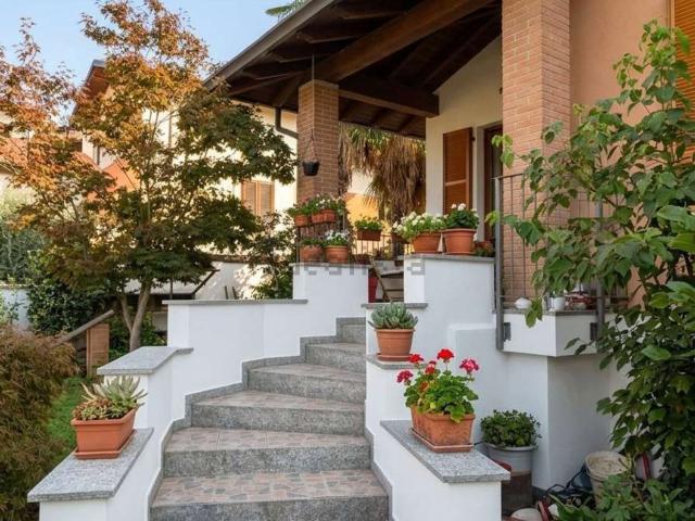 Case e ville in vendita di 217 m² in Via Giuseppina Sfondrini, 7