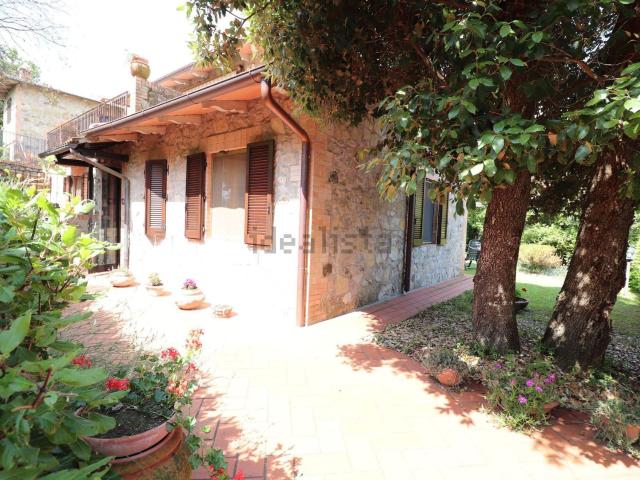 Case e ville in vendita di 217 m² in Via dell&apos Ornate