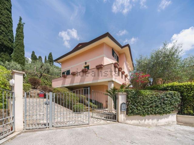 Case e ville in vendita di 217 m² in Via della Colombaia