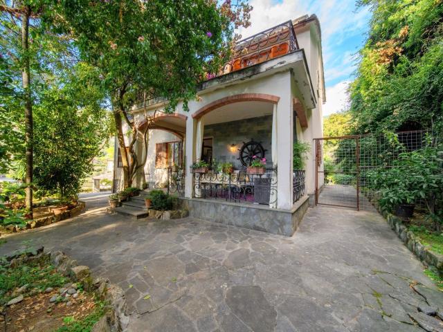 Case e ville in vendita di 217 m² in Via Filippo da Recco, 27